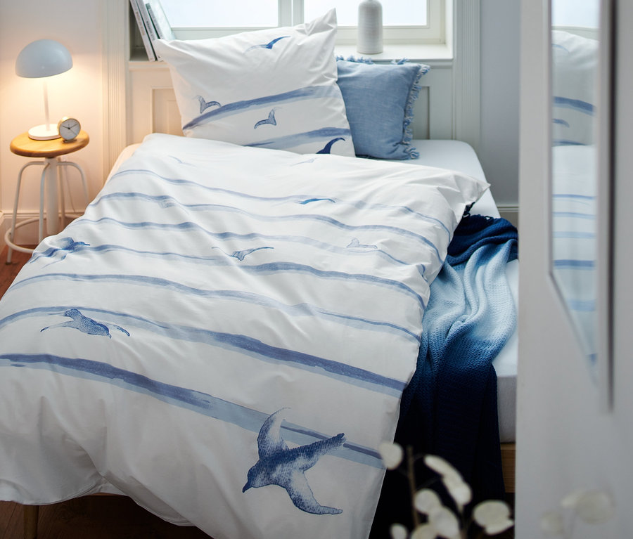Lit avec parure de lit en percale de taille standard, double et grande taille avec motif d'oiseau bleu.
