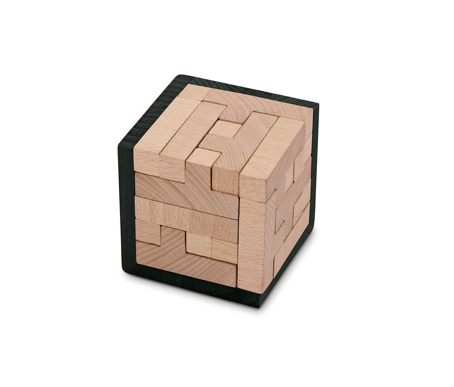 Gros plan d'un cube puzzle QI en bois dans un cadre noir.