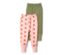 Deux pantalons de survêtement pour bébé, un rose avec des fleurs rouges et un vert olive avec des pois blancs.