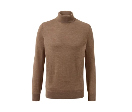 Un pull en mérinos à col roulé marron.