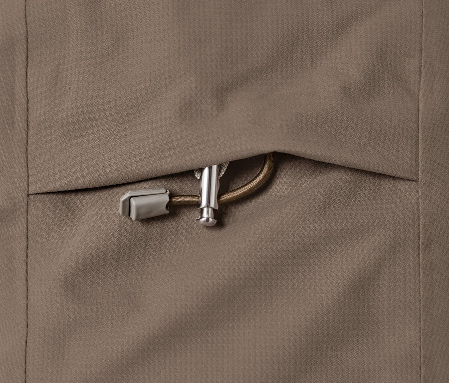 Gros plan sur un manteau thermique taupe avec cordon de serrage.