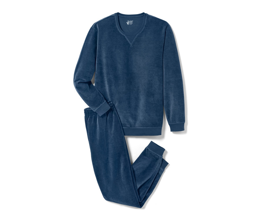 Pyjama en velours ras bleu foncé posé sur un fond blanc.