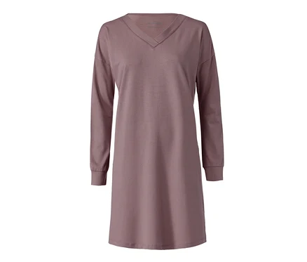 Une chemise de nuit longue avec un col en V et un motif à carreaux.