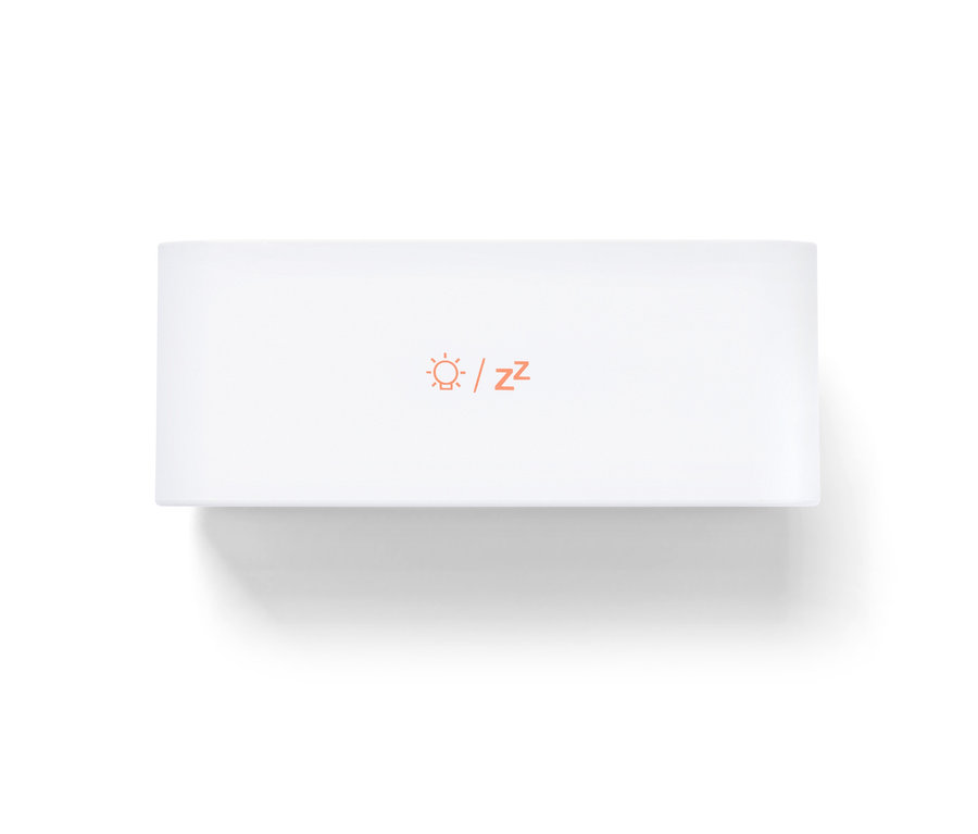Un réveil LCD numérique blanc avec un symbole de soleil et des lettres Z en orange.