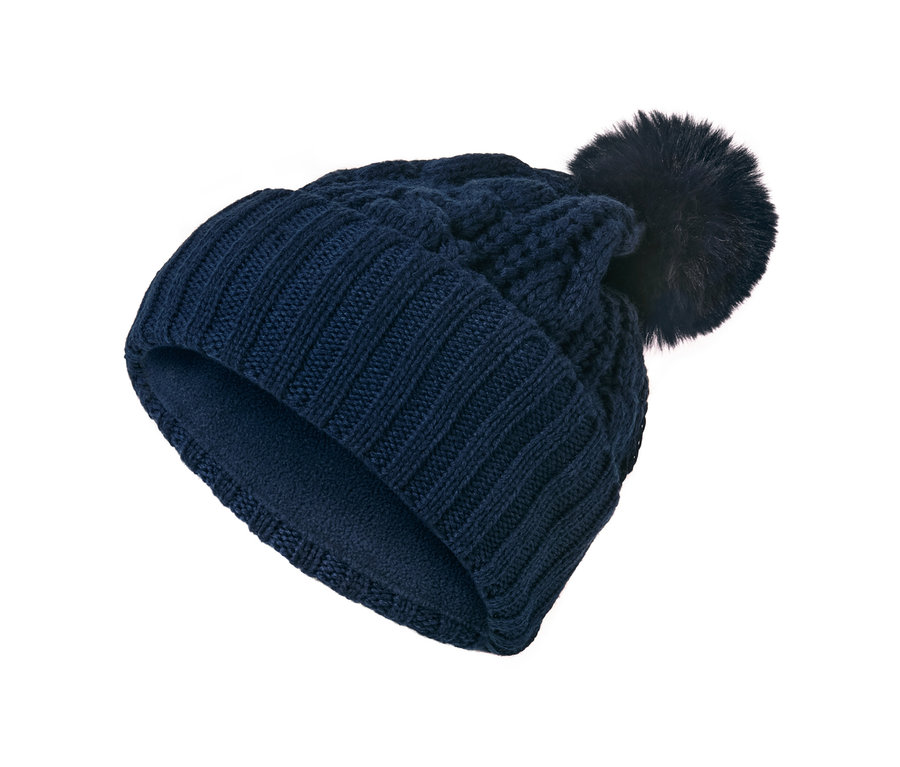 Un bonnet en maille bleu marine avec un pompon.