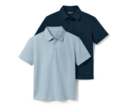 Deux polos pour enfant, un bleu clair et un bleu foncé, sont posés l'un sur l'autre.