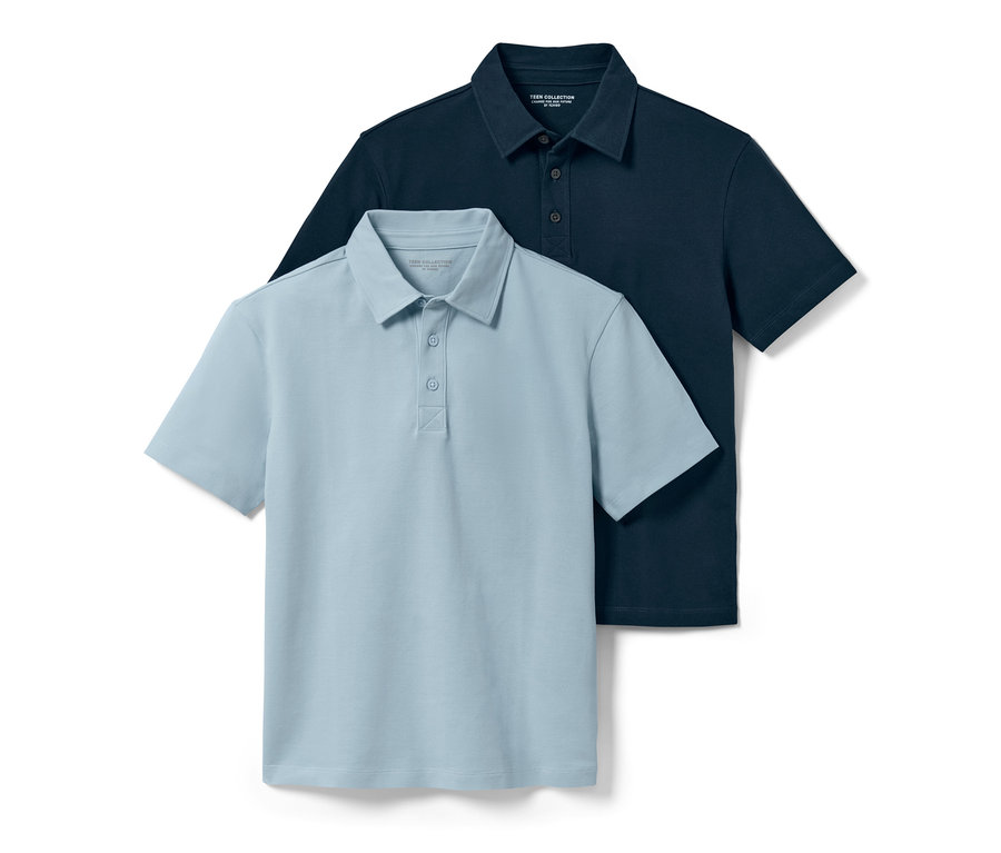 Deux polos pour enfant, un bleu clair et un bleu foncé, sont posés l'un sur l'autre.