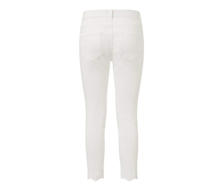 Vue arrière d'un tregging 7/8 blanc à broderie ajourée.