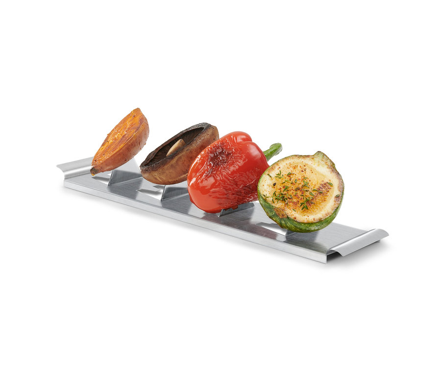 Légumes grillés dans un support pour pommes de terre.