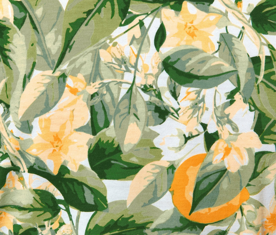 Gros plan sur le motif imprimé de la robe en jersey, représentant des feuilles et des fleurs.