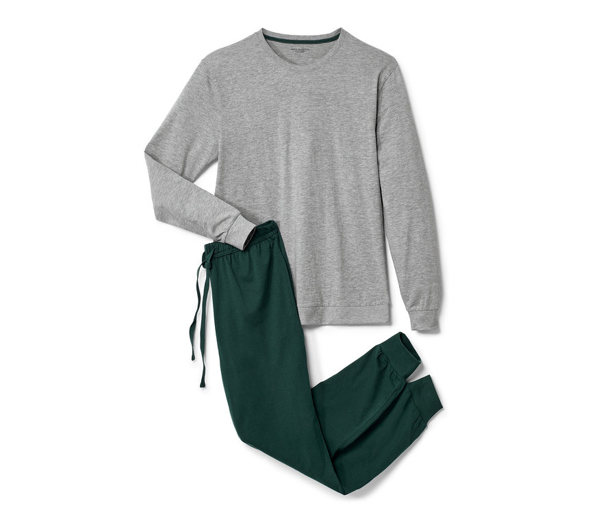 Haut à manches longues gris et pantalon de pyjama vert.