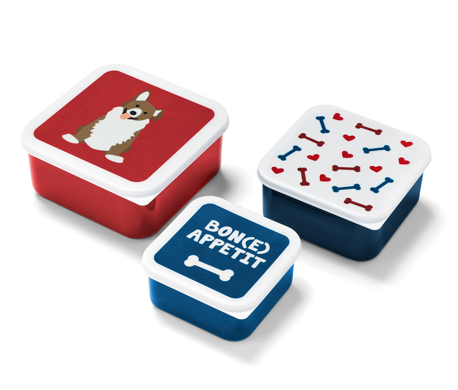 Trois boîtes pour en-cas : une rouge avec un chien, une bleu foncé avec des os et des cœurs et une bleu foncé avec l’inscription Bon(e) Appetit.