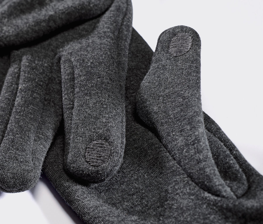Gros plan de gants en sweat gris.