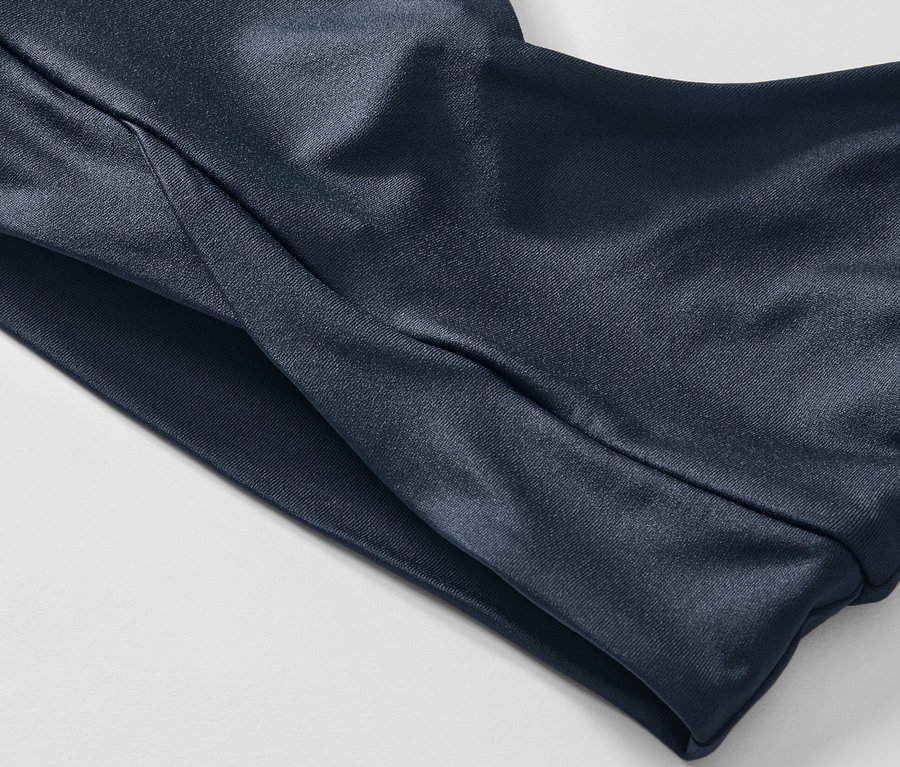 Détail d'une brassière de sport bleu marine.