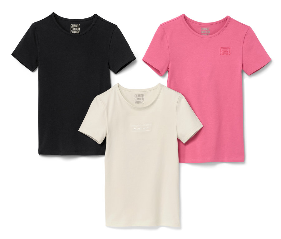 Trois t-shirts enfant noirs, roses et crèmes superposés.