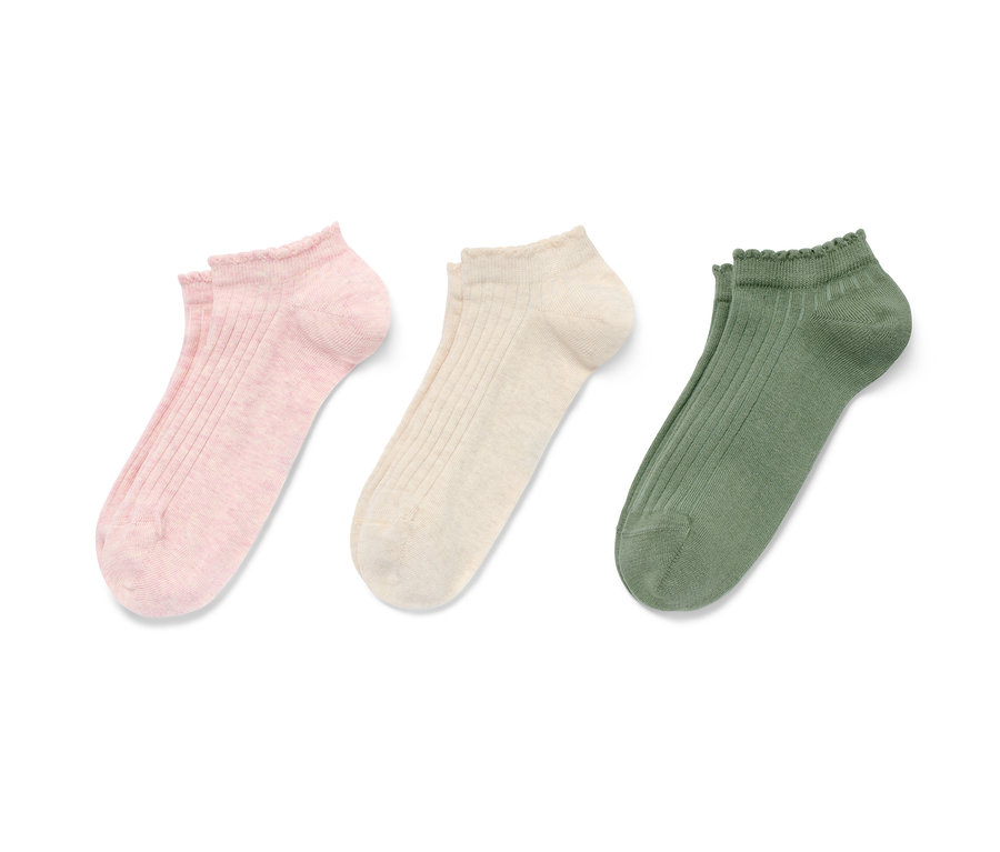 Trois paires de socquettes de sport côtelées rose, crème et vert.