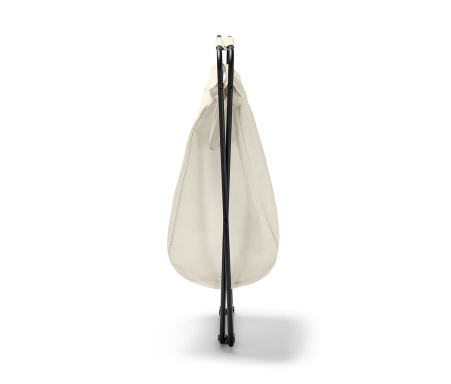 Un panier à linge pliable avec un cadre noir et un sac en tissu couleur ivoire.