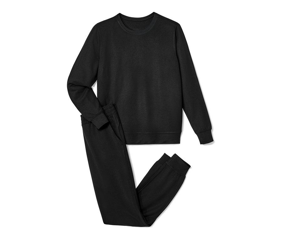 Un survêtement d’intérieur noir composé d’un haut à manches longues et d’un pantalon de jogging.