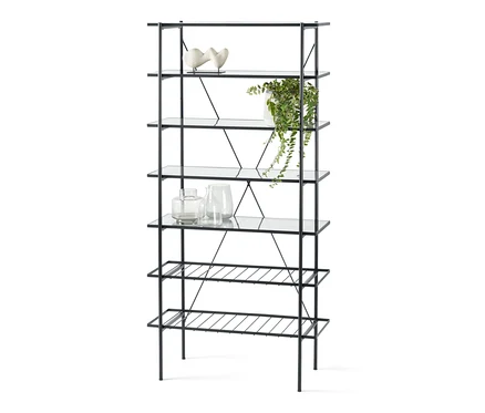 Étagère en métal noir avec étagères en verre et décorations.