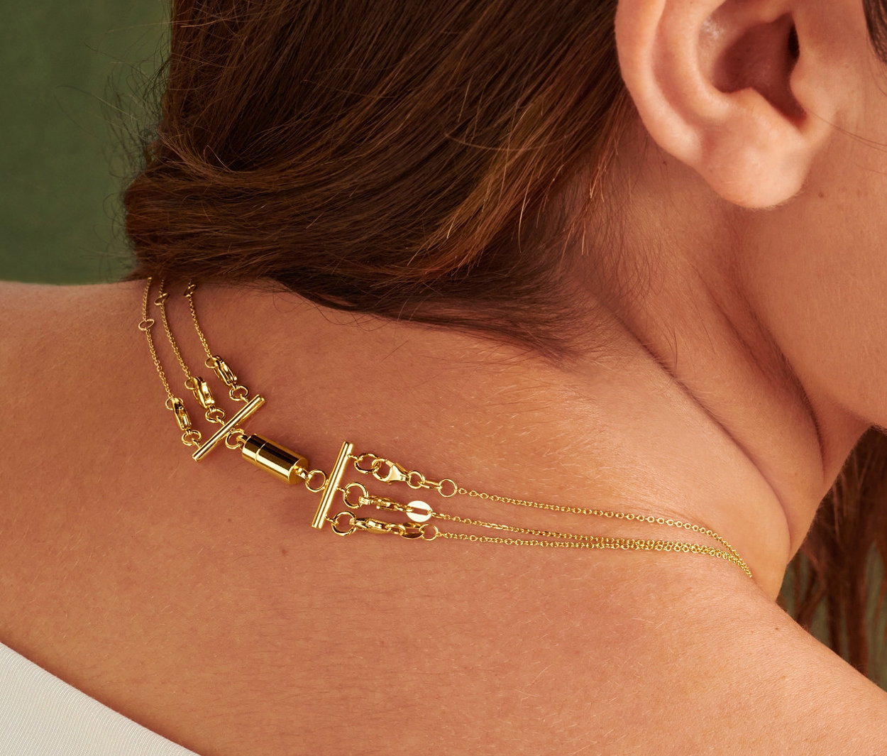Une femme portant 2 fermoirs de chaîne pour collier double épaisseur.