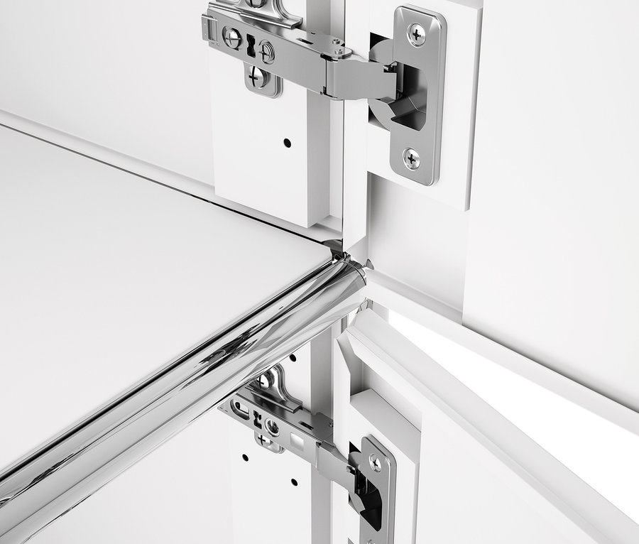 Gros plan d’un caisson en métal à roulettes « CN3 » blanc avec 3 portes et une barre chromée.
