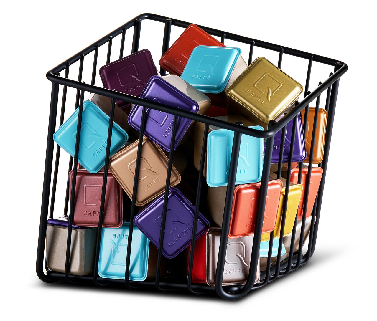 Un panier à capsules noir en fil métallique rempli de capsules de café multicolores.