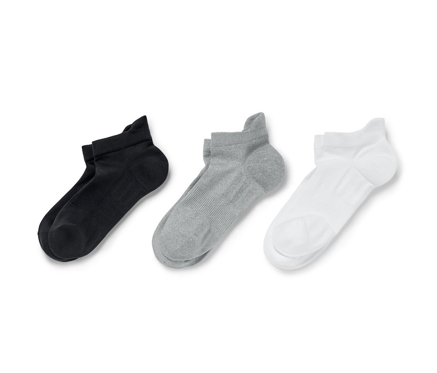 Trois paires de chaussettes de sport noires, grises et blanches.