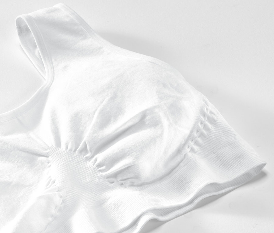 Détail d'une brassière seamless blanche.