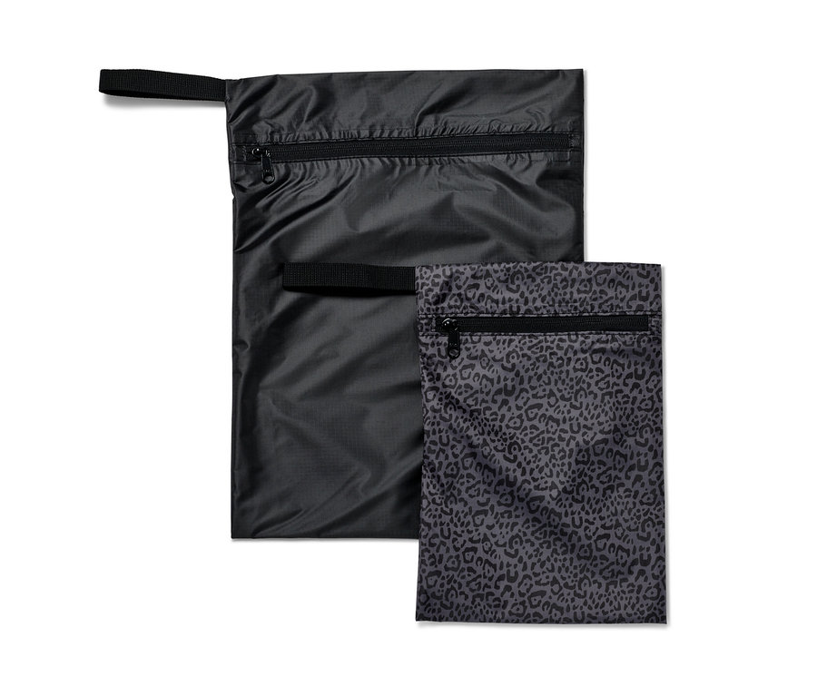 Deux sacs fourre-tout imperméables : un noir uni et un avec un motif animal.