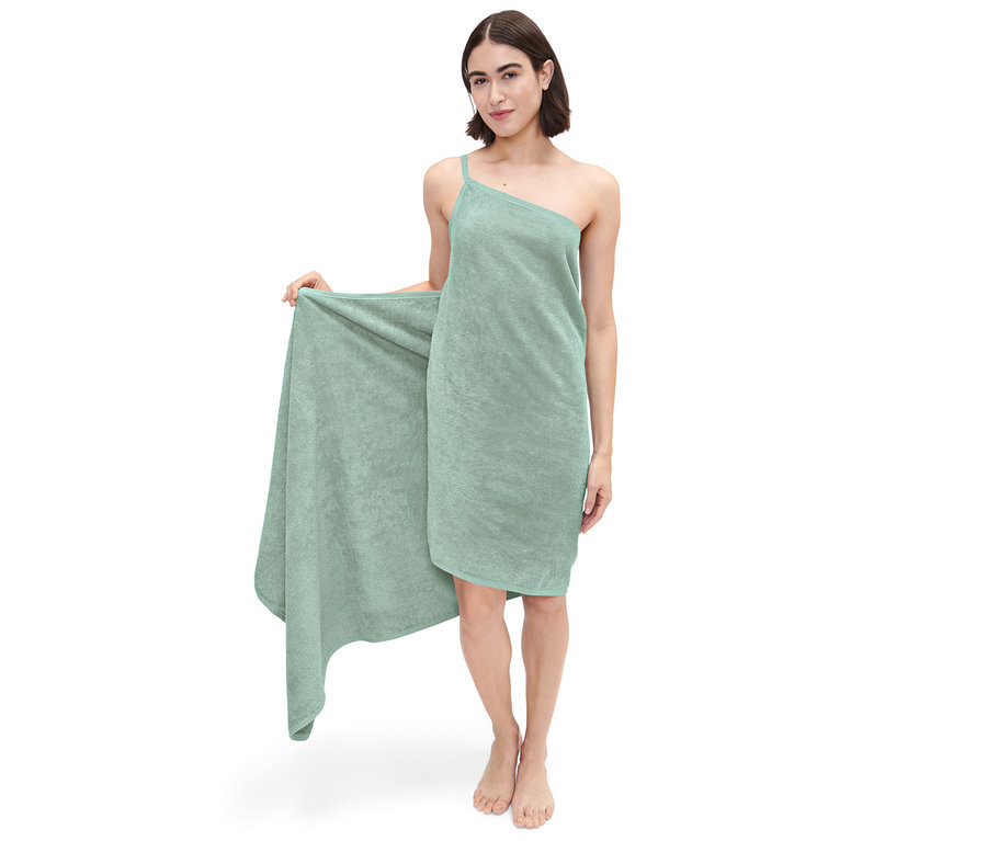 Femme posant dans une robe de toilette verte.