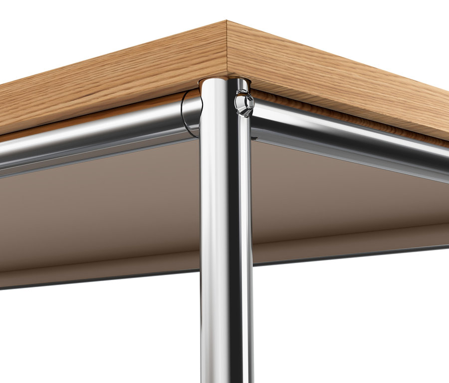 Détail de la commode en métal « CN3 » avec plateau en bois et pieds chromés.