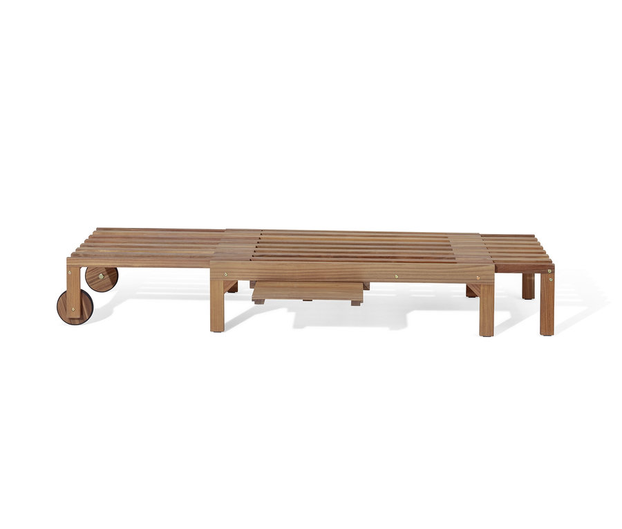 Chaise longue extensible « Tinus » avec matelas de qualité supérieure en bois et roulettes.