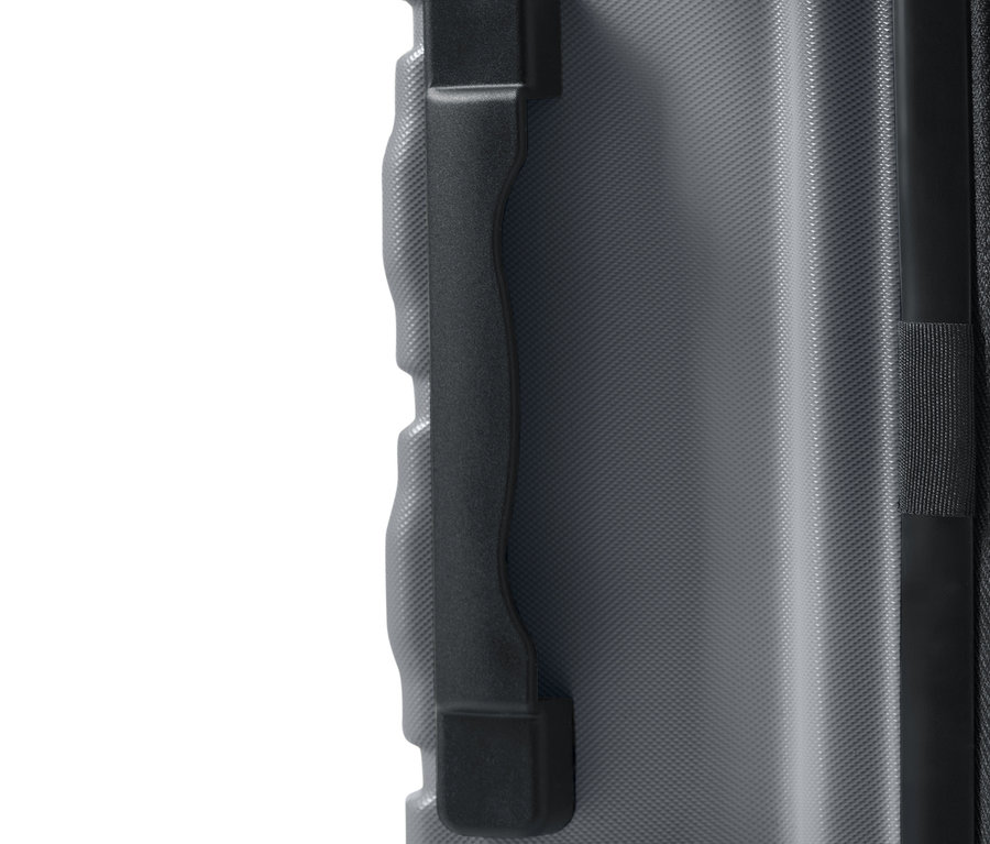 Gros plan sur une valise rigide grise, grande taille, recyclée, avec une poignée noire.