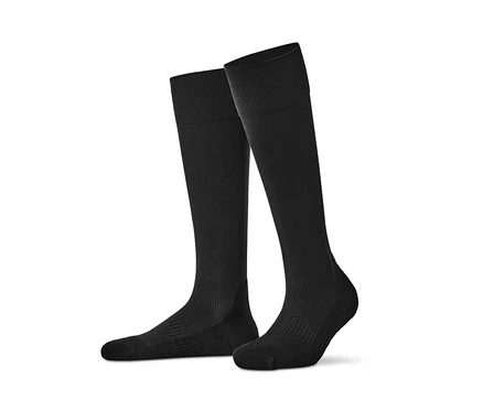 Deux chaussettes de contention noires pour le sport.