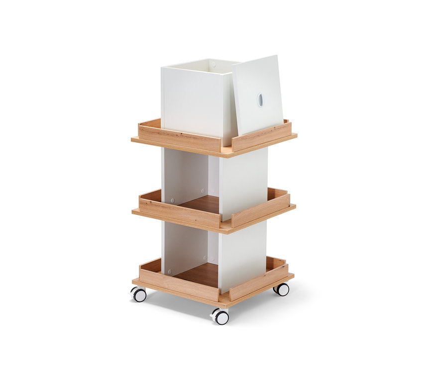 Petite tour avec espace de rangement à trois niveaux et roulettes.