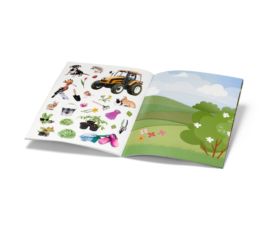 Livre ouvert « Mein Foto-Stickerbuch – Frühling » avec autocollants d'animaux et d'outils de jardinage.