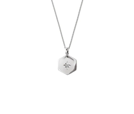 Chaîne en argent avec pendentif hexagonal et motif étoile.