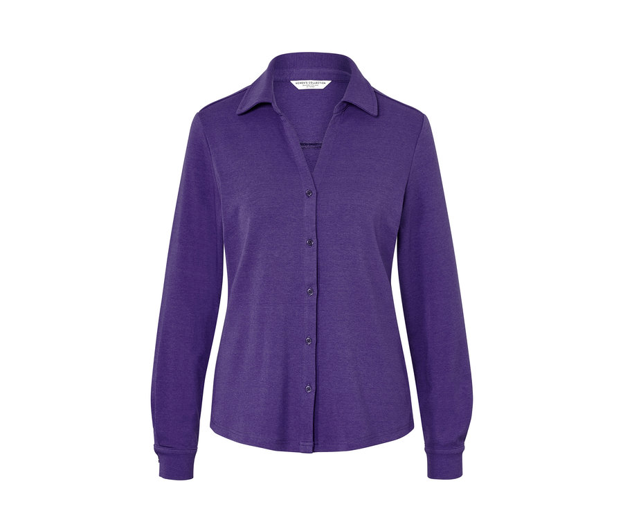 Blouse violette avec patte de boutonnage.