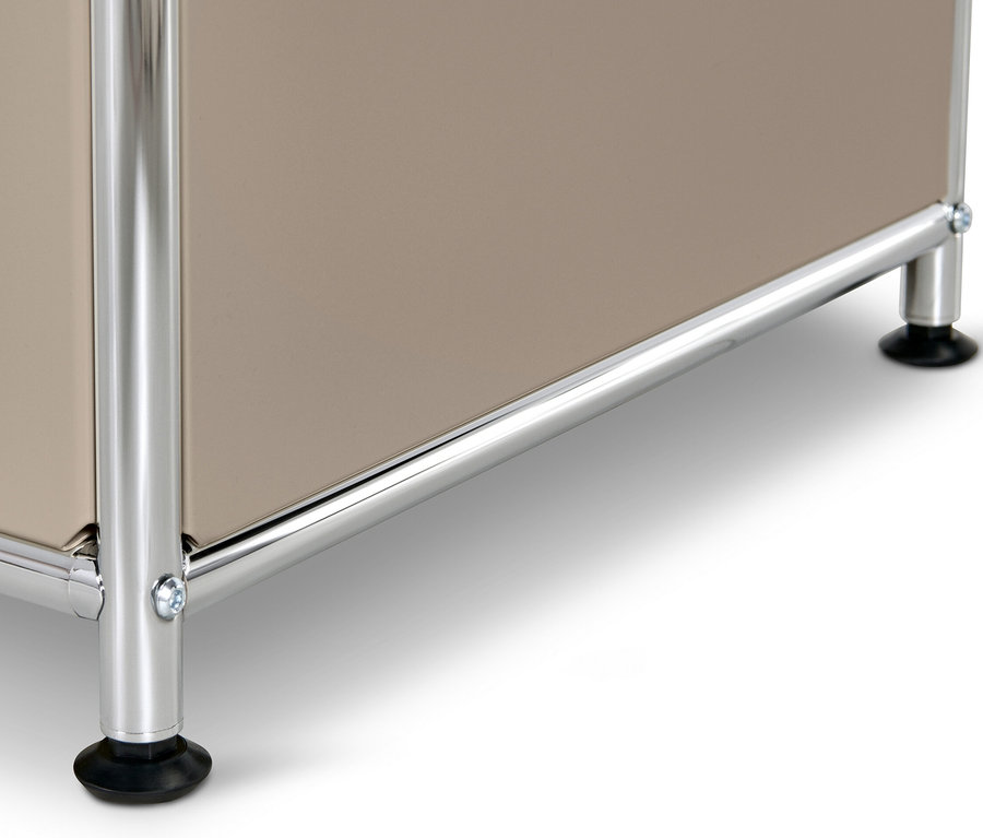 Vue détaillée d'un buffet en métal « CN3 » à 2 abattants et étagères en verre, taupe.