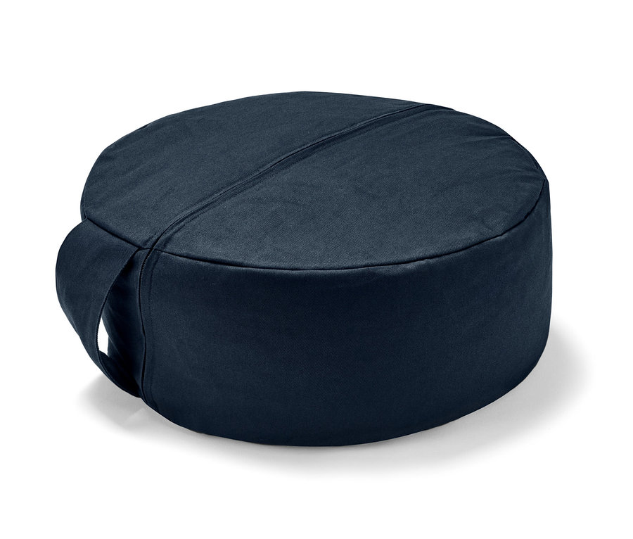 Un coussin de méditation bleu marine.