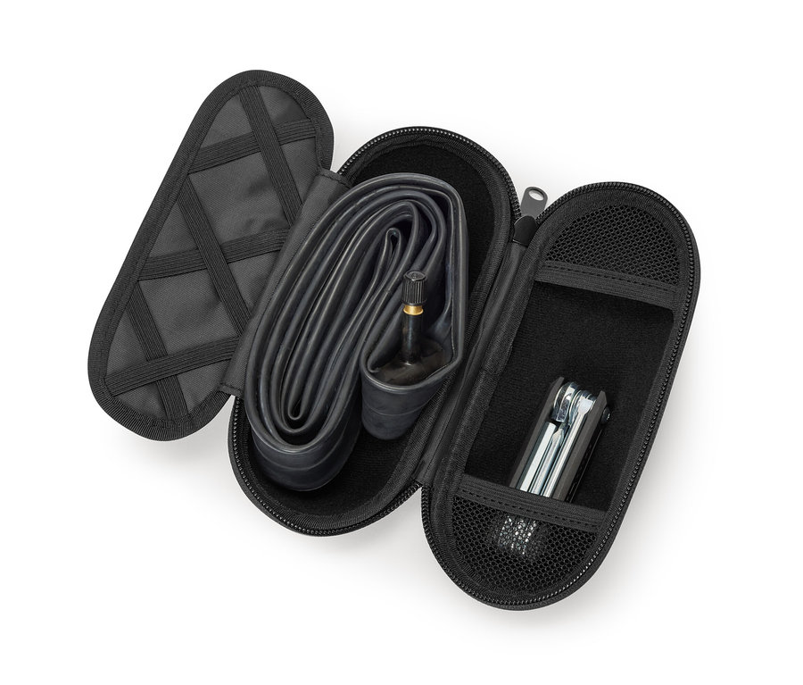 Boîte noire ouverte pour porte-bidon avec chambre à air et outils à l'intérieur.