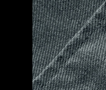 Gros plan d'une blouse en lin grise avec patte de boutonnage de la Blouse NAH/STUDIO | coton durable, stone blue.