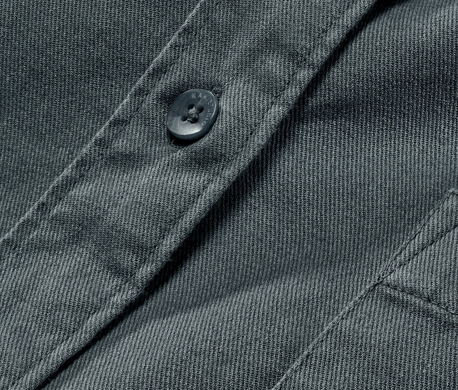 Gros plan d'une blouse en lin grise avec patte de boutonnage de la Blouse NAH/STUDIO | coton durable, stone blue.