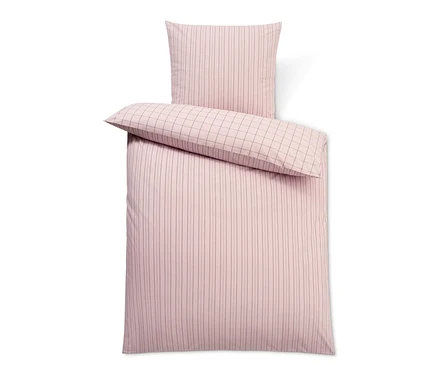 Linge de lit rose à rayures avec un oreiller à carreaux.