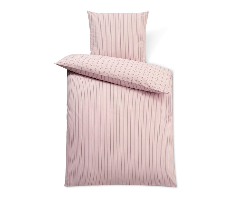 Linge de lit rose à rayures avec un oreiller à carreaux.