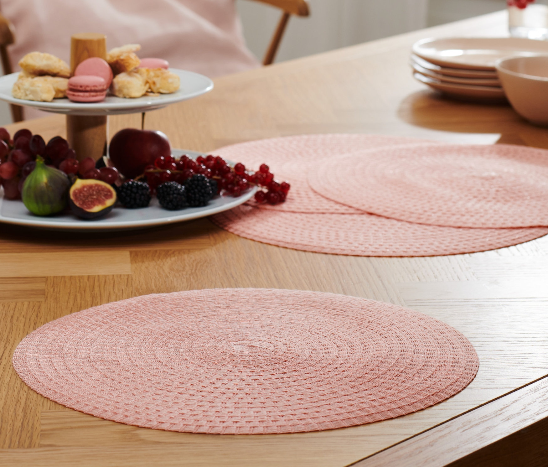 Sur une table, il y a 4 sets de table.