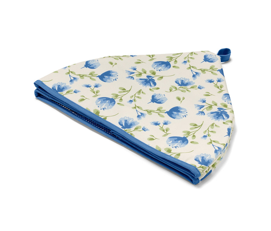 Couverture isotherme beige à fleurs bleues.