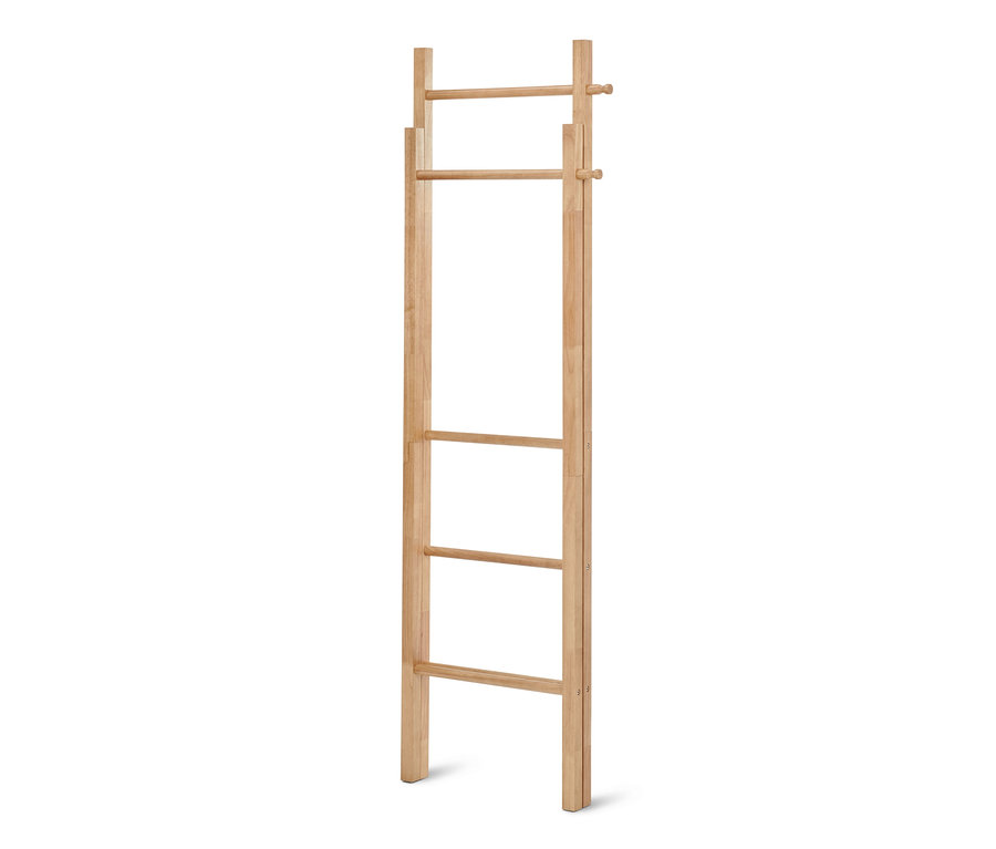 Un porte-vêtements échelle en bois clair avec quatre barreaux horizontaux.