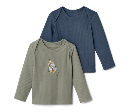 Deux t-shirts côtelés pour bébé : un vert avec une fusée et un bleu.