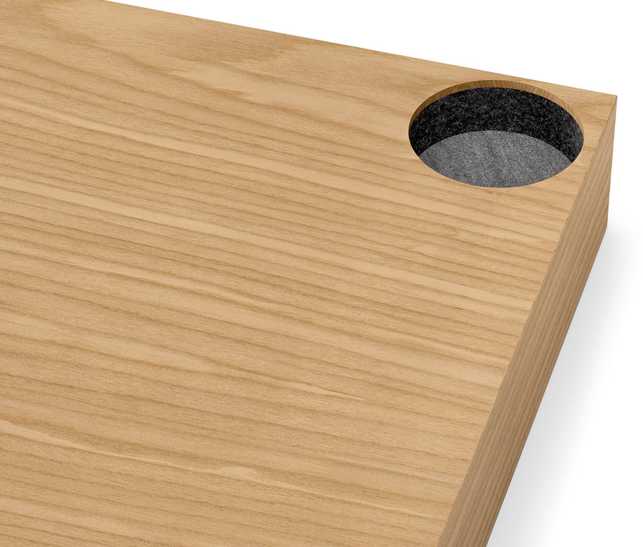 Détail d'un panneau de couverture « CN3 » avec placage en chêne clair, avec découpe.